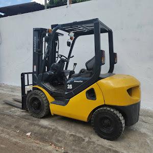 Xe nâng dầu 2.5 tấn Komatsu FD25C-16 số sàn, nâng cao 4.5m, ty giữa chui công